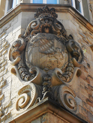 Bayrisches Wappen an der Schulfassade