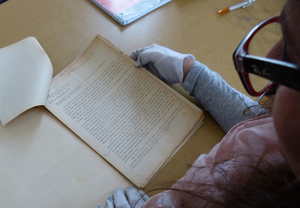 Foto von einer Schülerin, die sich ein altes Dokument anschaut
